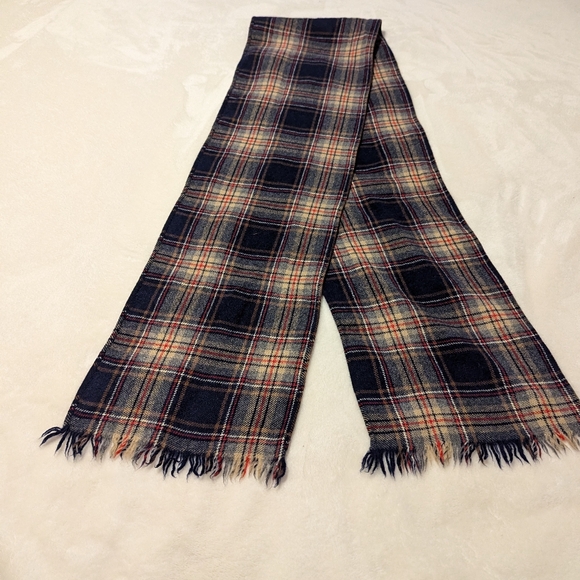 - 100% Wool Tartan scarf. Made by Scott the Kiltmaker of Aberdeen. - Picture 2 of 6